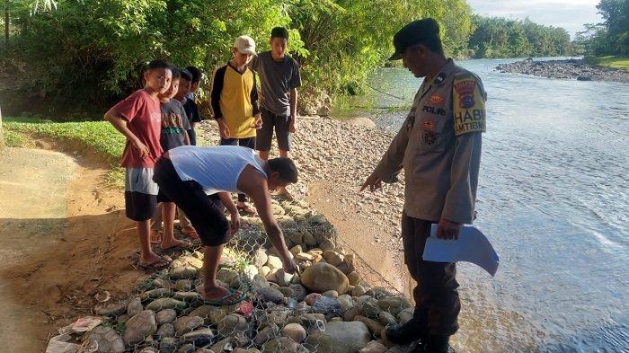 Pihak kepolisian mendatangi lokasi penemuan bayi di tepi sungai Kampung Penadah Mudik, Kenagarian Limau Purut Kecamatan Ranah Ampek Hulu Tapan, Kabupaten Pesisir Selatan, Provinsi Sumatera Barat (Sumbar), Senin (21/8/2023)