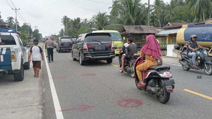 Petugas Sat Lantas Polres Padang Pariaman tengah melakukan oleh TKP di lokasi kecelakaan tabrak lari anggota DPRD Padang Pariaman berinisial JB, Kamis (5/10/2023).