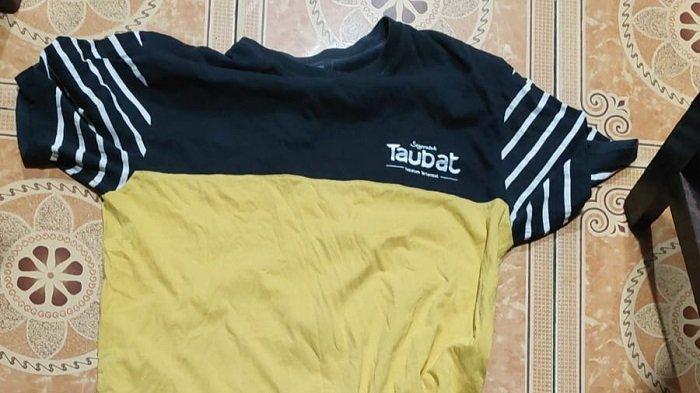 Baju remaja pelaku pencurian bertuliskan 'Segeralah Taubat Sebelum Terlambat' di Rumah Makan Ikan Bakar Khatib Sulaiman, Kecamatan Padang Utara, Kota Padang, Sumbar, Jumat (17/11/2023.
