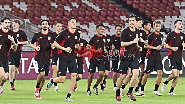 JALANI SESI LATIHAN - Sejumlah pemain Timnas Indonesia sedang menjalani sesi latihan di Stadion Gelora Bung Karno, Senayan, Jakarta, Senin (24/3/2025). Tuan rumah akan meladeni di Stadion Utama Gelora Bung Karno, Senayan, Jakarta, Selasa (25/3/2025) pukul 20.45 WIB.