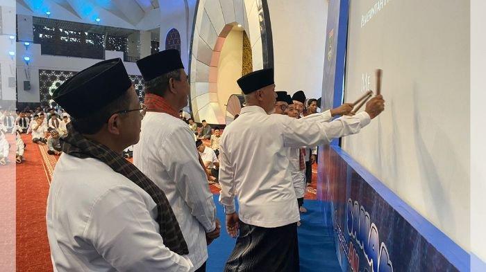Gubernur Sumbar dan Dirut Bank Nagari saat Launching program SANAK (Syiar gerakaAN wAkaf Karyawan Bank Nagari) dan sosialisasi pengalihan kredit ASN Pemprov Sumbar dari konvensional ke syariah, Minggu (3/9/2023).