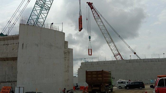 Proses pengangkatan balok Girder di Nagari Kapalo Hilalang, Kecamatan 2X11 Enam Lingkung, Kabupaten Padang Pariaman. Aktivitas ini menyebabkan diberlakukan rekayasa lalu lintas.