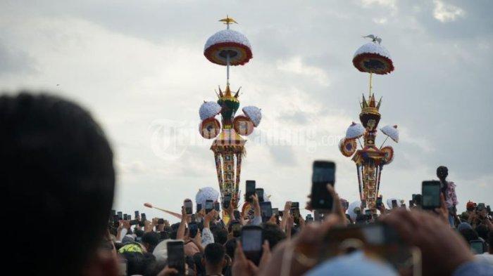 Ratusan ribu masyarakat menyaksikan prosesi puncak Pesona Hoyak Tabuik Budaya Piaman 2023, Tabuik dibuang ke laut di pantai Gandoriah Kota Pariaman, Minggu (30/7/2023).