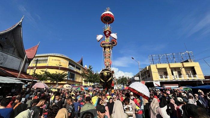 TABUIK PIAMAN 2025 - Rumah Tabuik Pasa sukses menyelesaikan prosesi Tabuik Naik Pangkek di Simpang Pasa Rakyat, Kota Pariaman, Sumatera Barat, Minggu (6/7/2025). Prosesi Tabuik naiak pangkek ini sudah berlangsung sejak pukul 06.40 WIB, fisik Tabuik (pangkek ateh dan pangkek bawah) sudah berada di lokasi.