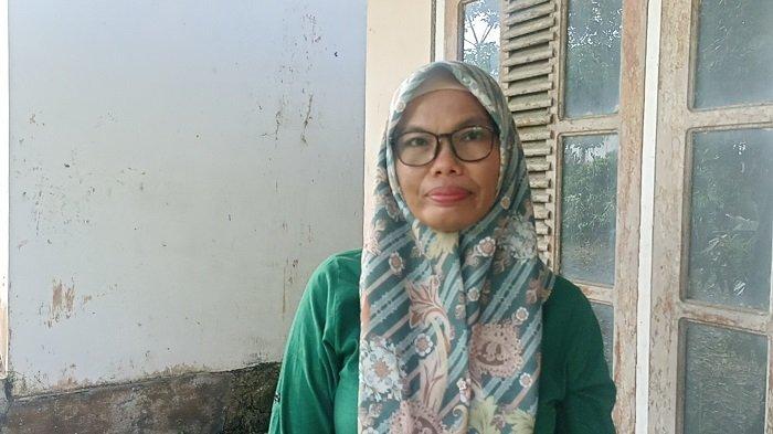 RUMAH RUSAK- Yenri Sofia, anak pemilik rumah yang rusak akibat gempa di Padang Panjang, Jumat (2/5/2025) kemarin. Yenri langsung ke Batipuh untuk menjemput sang ayah.
