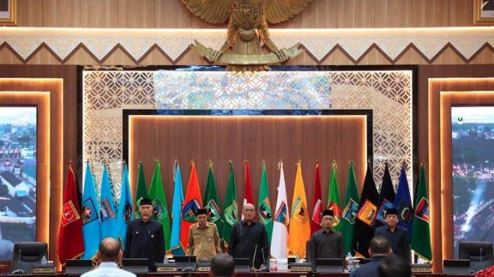 Rapat paripurna dalam rangka pengesahan Ranperda APBD Perubahan 2024 di Gedung DPRD Provinsi Sumbar, Kota Padang, Senin (19/8/2024).