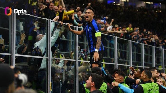 Bomber sekaligus striker Internazionale atau Inter Milan, Lautaro Martinez merayakan gol ke gawang AC Milan dalam leg 2 babak semifinal Liga Champions 2022-2023 di Stadion Giuseppe Meazza, Selasa (16/5/2023).