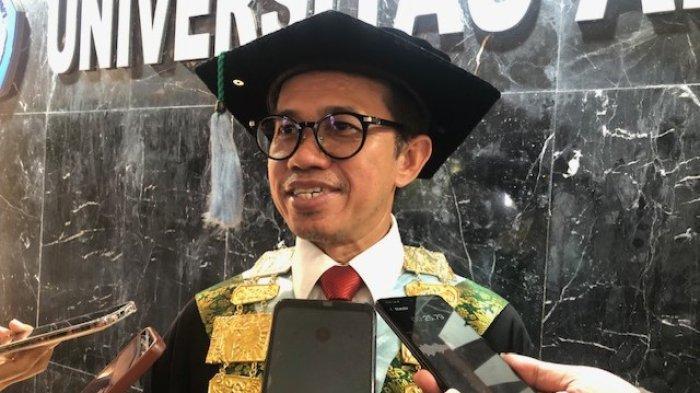 WISUDA UNIVERSITAS ANDALAS- Rektor Universitas Andalas (Unand), Efa Yonnedi, di Auditorium Unand, Sabtu (5/7/2025). Universitas Andalas mewisuda sebanyak 1.411 lulusan dari jenjang Diploma III hingga Doktor dalam Wisuda III Tahun 2025 yang digelar di Auditorium Unand, Sabtu (5/7/2025).