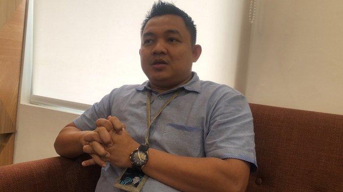 GADAI EMAS PADANG - Pemimpin Pegadaian Cabang Tarandam, Riki Rolando, saat diwawancarai TribunPadang.com, Kamis (10/4/2025). Riki menyebutkan, sejak dibuka kembali pasca Lebaran pada Selasa (8/4/2025), sebanyak 645 nasabah telah datang untuk menggadaikan emas.