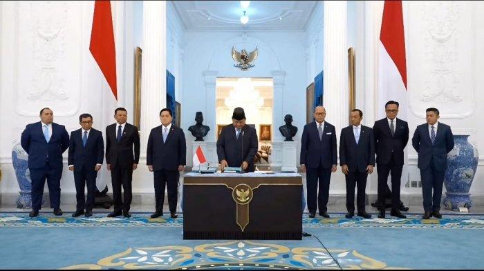 PRESIDEN LUNCURKAN DANANTARA - Presiden RI Prabowo Subianto memimpin peluncuran dana investasi negara atau sovereign wealth fund (SWF) Danantara Danantara di Kompleks Istana Kepresidenan, Jakarta, Senin (24/2/2025). Danantara juga akan mentransformasi BUMN kita menjadi pemimpin kelas dunia di sektor masing-masing