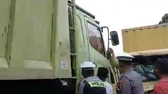 KECALAKAAN DI SOLOK. Dua unit truk saling bertabrakan di jalan lingkar Pintu Angin Solok-Padang, Kecamatan Gunung Talang, Kabupaten Solok, Provinsi Sumatera Barat, Rabu (14/5/2025) sore. Akibatnya, kedua truk alami ringsek di bagian depan.