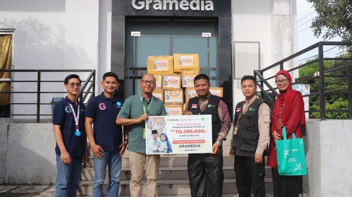 SIMBOLIS DONASI SEDEKAH - Penyerahan simbolis donasi Sedekah Al-Qur’an dari pelanggan setia Gramedia kepada Dompet Dhuafa Singgalang untuk disalurkan kepada pihak yang membutuhkan khusus kaum dhuafa. Bantuan tersebut diserahkan secara simbolis oleh Store Manager Gramedia Padang, Riwantoro, kepada Pimpinan Cabang Dompet Dhuafa Singgalang, Novil Oksan Putra, di toko Gramedia Padang, Jalan Damar No. 63, Olo, Kota Padang, Provinsi Sumbar pada Rabu (28/5/2025).