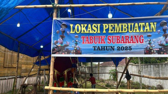 TABUIK PIAMAN 2025- Lokasi pembuatan Tabuik Subarang di Kota Pariaman, Sumatera Barat, Sabtu (5/7/2025).