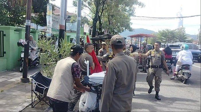 SATPOL PP PADANG: Satuan Polisi Pamong Praja (Satpol PP) Kota Padang menertibkan sejumlah Pedagang Kaki Lima (PKL) yang berjualan di badan jalan dan trotoar di kawasan Padang Timur serta beberapa lokasi lainnya di Kota Padang, Senin (7/7/2025). Penertiban tersebut dipimpin langsung oleh Kasi Kerja Sama Satpol PP Padang, Okta Purama.