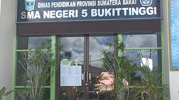 SMAN 5 BUKITTINGGI DIGEMBOK - Penampakan pintu utama SMAN 5 Bukittinggi yang masih terpasang gembok pada hari ketiga PBM, Rabu (16/7/2025). Siswa kelas XII F2 SMAN 5 Bukittinggi, Dzaky Alfizqi ungkap kekecewaannya karena menghalangi waktu belajar.