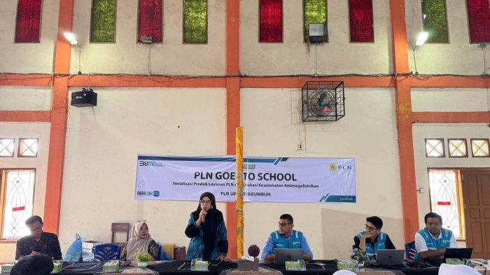 EDUKASI LISTRIK KE SISWA - SMA Negeri 1 Lintau Buo jadi sasaran guna edukasi ketenagalistrikan serta memperkenalkan layanan digital kepada generasi muda. PLN Unit Layanan Pelanggan (ULP) Lintau menggelar kegiatan