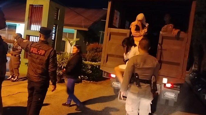 PASANGAN ILEGAL - Satpol PP Padang amankan 16 pasangan saat melakukan pengawasan di sejumlah hotel Kota Padang, Sabtu (12/4/2025) malam.
