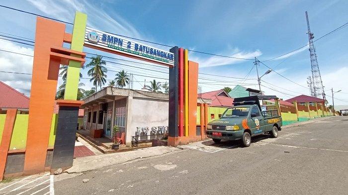 Satu unit mobil Dinas Satpol PP terparkir di depan SMPN 2 Batusangkar, Rabu (8/11/2023).