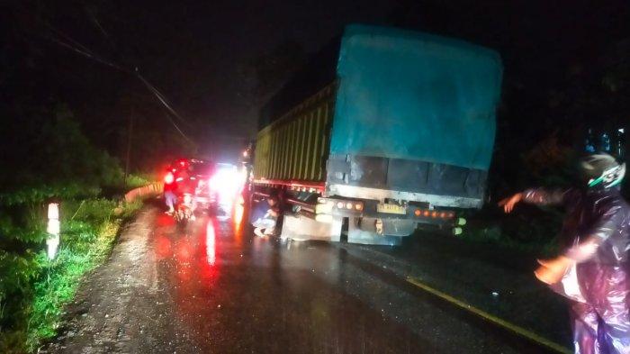 Satu unit truk patah as roda di tikungan Cubadak Bungkuk, Silaiang, Kabupaten Tanah Datar, Rabu (20/12/2023).