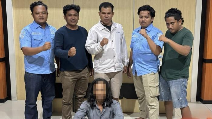 PENYALAHGUNAAN NARKOBA - Satuan Reserse Narkoba (Satresnarkoba) Polres Pesisir Selatan kembali berhasil mengungkap kasus peredaran narkotika jenis sabu di wilayah hukum Polres Pesisir Selatan. Seorang pria berinisial E (37) berprofesi sebagai nelayan, diamankan polisi usai penggerebekan di rumahnya di Kampung Koto Baru Sungai Pampan, Kenagarian Koto Nan Tigo IV Koto Hilie, Kecamatan Batang Kapas, Kabupaten Pesisir Selatan, Sumatera Barat, Selasa (29/7/2025) sekitar pukul 01.00 WIB.