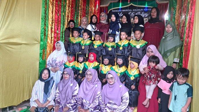 ACARA WISUDA IQRA - Raudhatul Athfal (RA) Ihsan Padang, Provinsi Sumatera Barat atau Sumbar pada Sabtu (14/6/2025) melaksanakan wisuda iqra' dan perpisahan sekaligus mengakhiri Tahun Pelajaran 2024/2025. Pihak Yayasan Waridul Ihsanur Rahiim mengucapkan terima kasih kepada seluruh orang tua dan wali murid yang mempercayakan pendidikan anak-anak usia dini mereka kepada RA Ihsan.