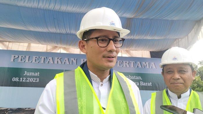 Menparekraf Sandiaga Uno saat peletakkan batu pertama pembangunan Masjid Jami' Minangkabau di Rambatan Kabupaten Tanah Datar Provinsi Sumatera Barat, Jumat (8/12/2023) sore.