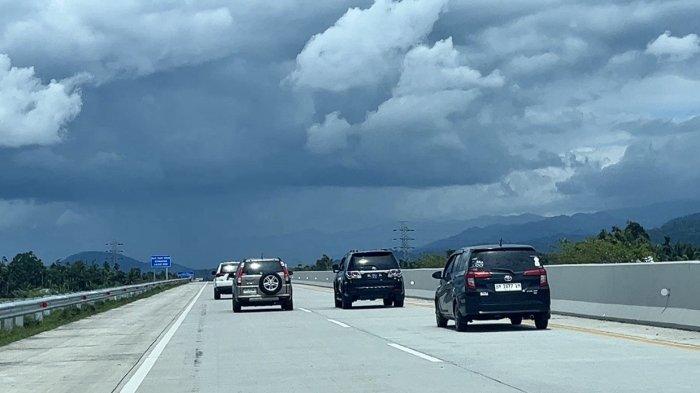 Sejumlah kendaraan menjajal Jalan Tol Padang-Sicincin di Provinsi Sumatera Barat (Sumbar) pada Rabu (25/12/2024) sore.