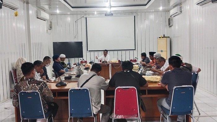 Sejumlah perwakilan Organisasi Masyarakat (Ormas) mengadu ke Dewan Perwakilan Rakyat Daerah (DPRD) Kota Padang, Selasa (7/12/2023) di Kantor DPRD Padang, Sawahan, Padang