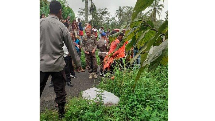 MAYAT DALAM KARUNG - Karung diduga berisi mayat ditemukan di Sungai Tarab, Tanah Datar, Sumatera Barat Rabu (19/2/2025). Mayat itu masih menggunakan pakaian lengkap dengan wajah terlihat lebam disertai tato di lengan kiri.