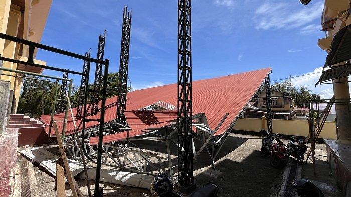 ATAP DPRD AMBRUK - Atap lokasi parkir DPRD Kota Pariaman ambruk belum diperbaiki hingga Senin (9/6/2025). Sekwan DPRD Kota Pariaman, Indra Sakti, mengatakan, sejak kanopi parkiran kantor rusak, pihaknya sudah melakukan koordinasi dengan dinas terkait.
