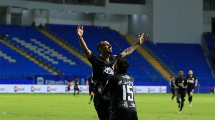 Selebrasi para pemain Semen Padang FC usai menjebol gawang Borneo FC pada pertandingan yang digelar di Stadion Batakan Balikpapan, Selasa (14/1/2025)