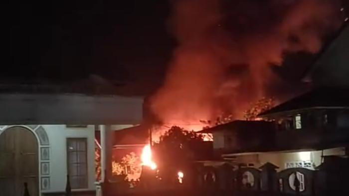 PERISTIWA KEBAKARAN RUMAH - Kondisi rumah semi permanen di Simpang Gaduik, Kabupaten Agam saat terbakar pada Jumat (25/7/2025) pukul 20:40 WIB. Kabid Ops Damkar Bukittinggi, Dedi Aprianto sebut penyebab kebakaran masih dalam penyelidikan pihak berwajib, Sabtu (26/7/2025).