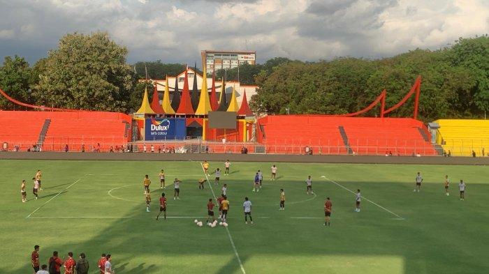 KOMPETISI LIGA 1- Suasana saat tim Semen Padang FC menggelar sesi latihan di Stadion GOR H Agus Salim Padang, Rabu (7/5/2025).