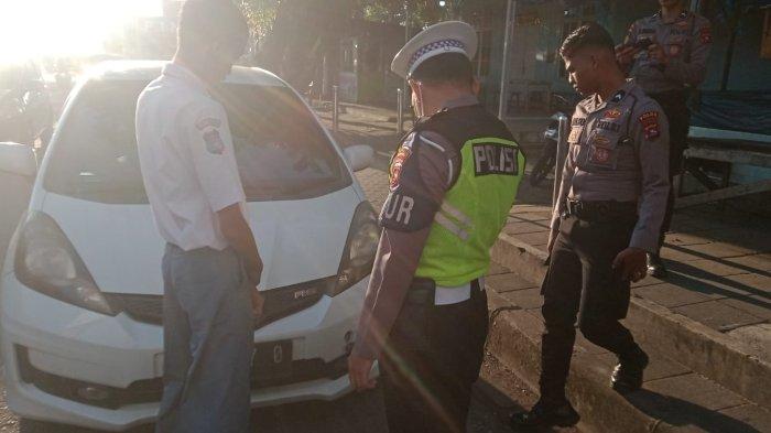 Seorang pelajar SMA di Padang, Sumatera Barat, diamankan polisi karena kasus tabrak lari, Senin (29/4/2004).