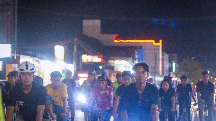 Seratusan pesepeda dari berbagai komunitas di Sumatera Barat tumpah ruah di Titik Nol Kilometer Sumatera Barat pada Minggu (26/1/2025) malam.