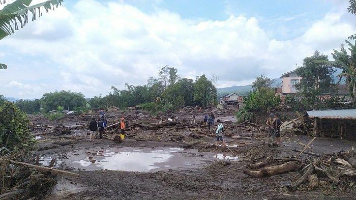 Situasi tim gabungan saat melakukan pencarian korban banjir lahar dingin di kawasan Nagari Bukik Batabuah, Kabupaten Agam, Minggu (12/5/2024)