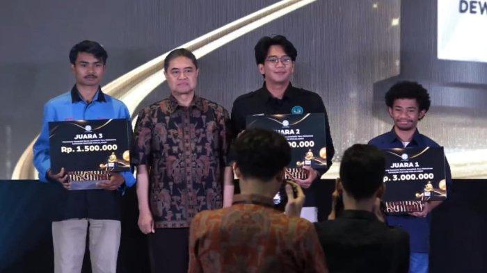 Pemimpin Umum LPM Suara Kampus, M Abdul Latif (paling kiri) menerima hadiah juara tiga Kompetisi Jurnalistik Pers Mahasiswa Dewan Pers 2023 Kategori Perjalanan Wisata, Jumat (10/11/2023).