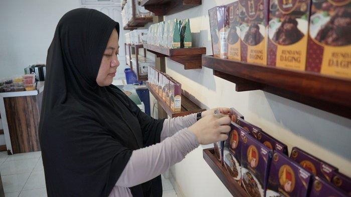 Sri Engla Deswita saat sedang berbincang di store rendang uni adek Banuhampu, Agam, Sumatera Barat