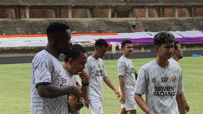 Striker Semen Padang FC, Kenneth Ngwoke, saat mengikuti sesi latihan di Stadion Utama Sumbar, Senin (16/9/2024).
