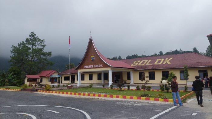 OPERASI KETUPAT - Suasana Mapolres Solok, Rabu (19/3/2025). Menyambut arus mudik lebaran 2025, Kepolisian Resor (Polres) Solok akan menggelar Operasi Ketupat selama 14 hari mulai 26 Maret hingga 8 April 2025. Operasi ini bertujuan untuk memastikan keamanan, keselamatan, dan kenyamanan para pemudik yang melintasi wilayah hukum Polres Solok.
