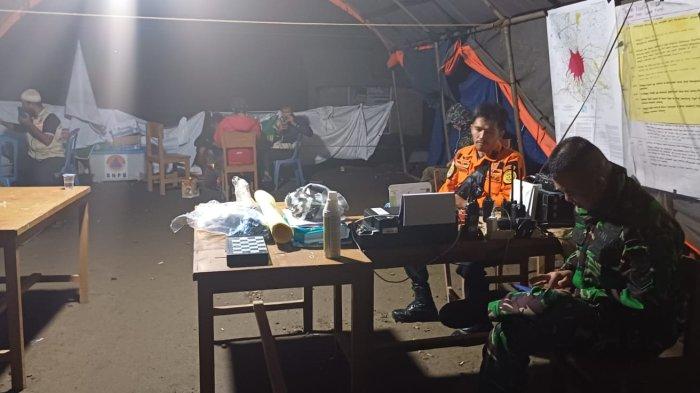 Suasana di Posko 3 Pemantauan Gunung Marapi di Nagari Bukik Batabuah, Kabupaten Agam, Senin (22/1/204). Sekitar pukul 20.16 WIB, Gunung Marapi kembali erupsi. Situasi masih aman dan belum ada warga yang diungsikan