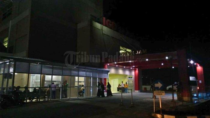 Suasana di pekarangan IGD RS Unand pada Kamis (14/12/2023) malam.