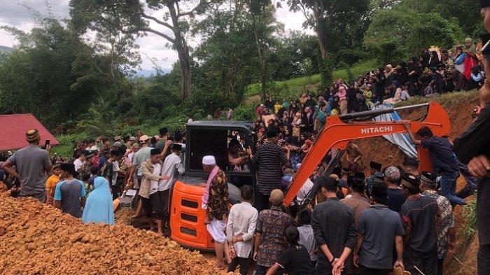 Suasana pemakaman lima korban disambar petir di Muaro Bodi, Kecamatan IV Nagari, Kabupaten Sijunjung, Jumat (22/12/2023).