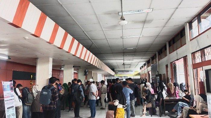 Suasana pembelian e-materai pada h-2 penutupan pendaftaran CPNS di Kantor Pos Padang, Rabu (4/9/2024).