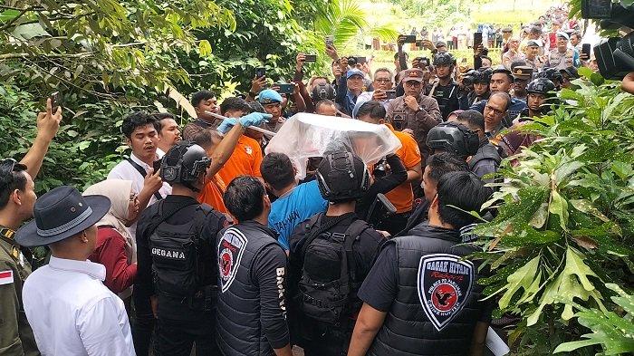Proses rekonstruksi kasus kematian gadis penjual gorengan di Padang Pariaman, Sumatera Barat (Sumbar), Senin (7/10/2024). IS (27) alias In Dragon, tersangka dalam kasus ini memperagakan aksi bejat yang dilakukannya terhadap Nia Kurna Sari (18).
