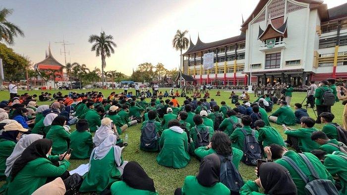 Massa aksi dari Badan Eksekutif Mahasiswa (BEM) Sumatera Barat (Sumbar) melakukan unjuk rasa tuntut janji Mahyeldi-Audy. Sekira pukul 18.00 WIB massa aksi diizinkan masuk ke halaman kantor Gubernur Sumbar. Mereka diterima oleh Asisten II Pemprov Sumbar, Kepala Bappeda, Kepala Kesbangpol dan pejabat lainnya, Senin (26/2/2024).