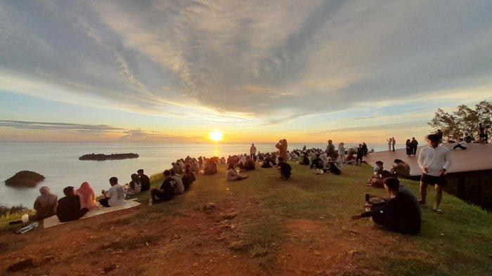 SUNSET di PUNCAK PARALAYANG: Inilah suasana Puncak Paralayang Bukit Air Manis, Kecamatan Padang Selatan, Kota Padang, Provinsi Sumatera Barat, Selasa (1/4/2025).