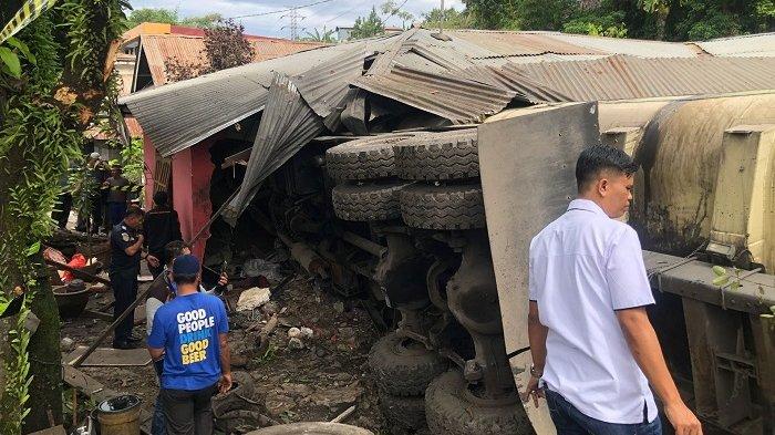 TRUK HANTAM RUMAH - Bangkai truk di lokasi kecelakaan di Jalan Raya Padang–Solok, Kelurahan Padang Besi, Kecamatan Lubuk Kilangan, Kota Padang, Sumatera Barat, Rabu (23/4/2025) dini hari. Dua korban tewas diketahui bernama Harpen Masegaf (5) dan adiknya, Kalia Blisa (3), yang saat kejadian sedang tertidur di dalam kamar.
