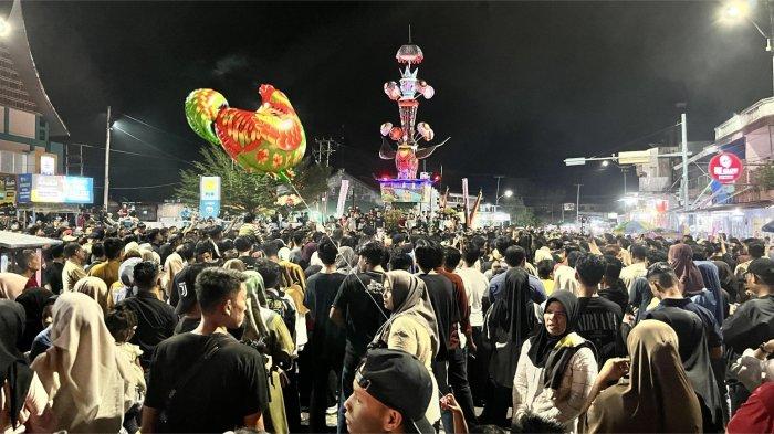 TABUIK PIAMAN 2025- Masyarakat memadati kawasan Simpang Tabuik, Kota Pariaman, Sumatera Barat, Jumat (4/7/2025). Niniak Mamak Tabuik Subarang, Eki Rafki, mengatakan bahwa tidak ada basalisiah malam ini.