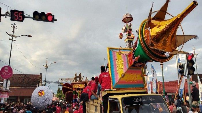 Proses Tabuik Subarang Naiak Pangkek dalam rangkaian prosesi Hoyak Tabuik Pariaman 2022 di Simpang Tugu Tabuik Pariaman, Minggu (14/8/2022). Proses Naiak Pangkek Tabuik Subarang dan Tabuik Pasa dilaksanakan sejak pagi dan berlangsung bersamaan di lokasi berbeda.